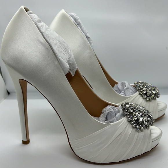 🤩 Gorgeous Badgley Mischka Satin Pumps in Ivory/White Sz 7.5 NIB - Picture 2 of 11